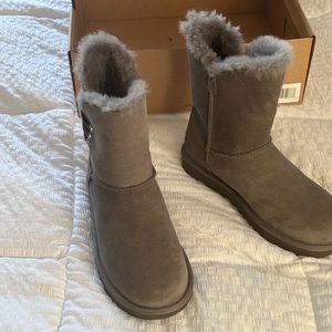 Woman’s size 5 Constantine satin ribbon UGG New* Never worn*